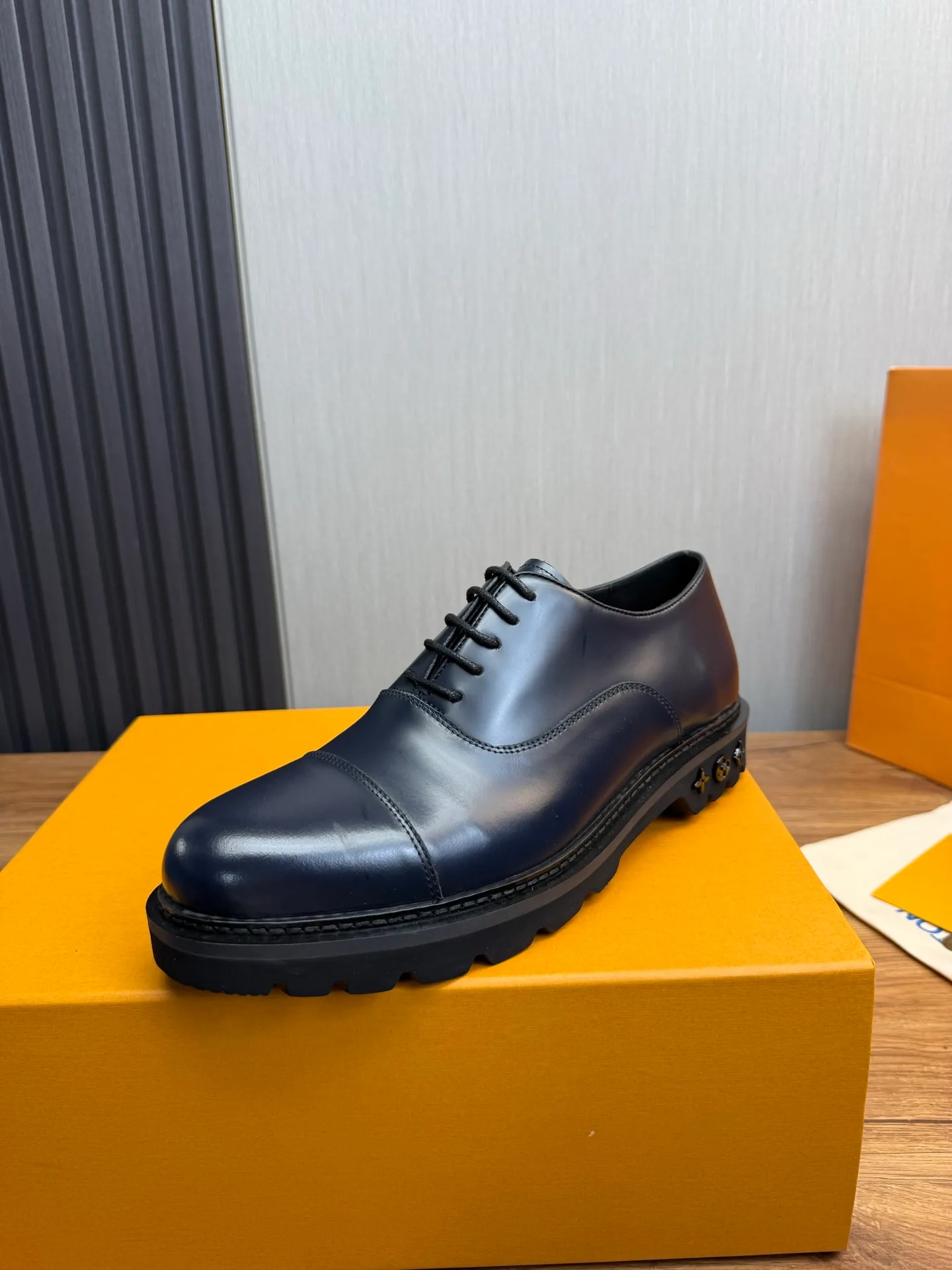 Men's shoes 💰900💰 LV. Men's casual lace-up leather shoes, the latest hot style 🔥 1:1 original purchase quality, top quality goods ⬆️The upper is imported open-edge beaded cowhide, cowhide, and cow suede. The hand-made three-dimensional stitching highlights the round toe design. The inner foot pads are all imported cowhide, with the original wear-resistant foam outsole, matching code 39-44, (38, 45 custom-made, non-refundable)